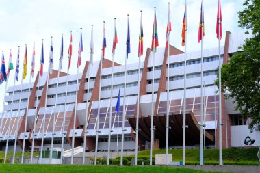 Strassbourg, Fransa, Ağustos 2021: Uluslararası Organizasyon Konseyi, hukuk standartları, insan hakları ve kültürel etkileşim konsepti önünde çok sayıda ulusal bayrak