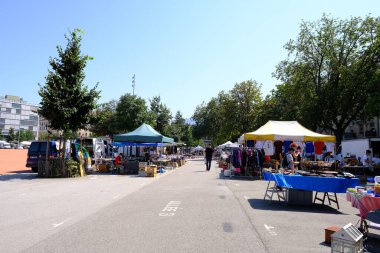 GENEVA, İsviçre - Ağustos 2021: Kentte bit pazarı taklası, antikalar, eski mobilyalar, masalar, kullanılmış eşyalar, giysiler ve diğer eşyalar sokaklarda satılıyor, istenmeyen eşyaların geri dönüşümü