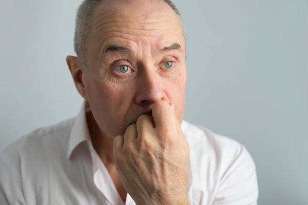 Närbild Mogen Karismatisk Man Senior Förvånad Förbryllad Chockad Nyheter Händelse — Stockfoto