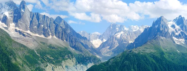 Altas Montañas Acantilados Rocosos Con Árboles Fondo Pueden Ver Los — Foto de Stock