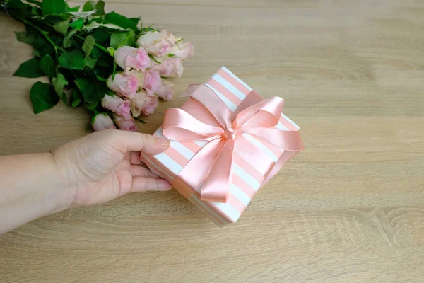 特写女性手持礼品盒 一束白玫瑰 粉红玫瑰 装有缎带的礼品盒 职业节花 母亲节 生日等概念 — 图库照片
