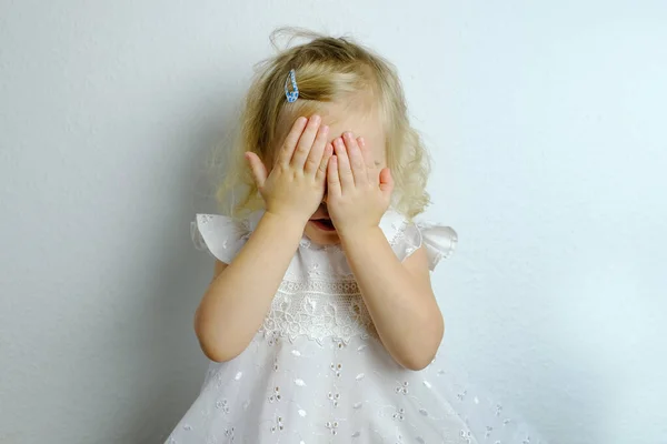 Małe Dziecko Blondynka Lata Białej Sukience Zasłoniła Oczy Urazy Koncepcji — Zdjęcie stockowe