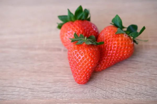 Frische Erdbeeren Frische Vitaminfrucht Saftige Scheibe Mit Frischem Schnitt Isoliertes — Stockfoto