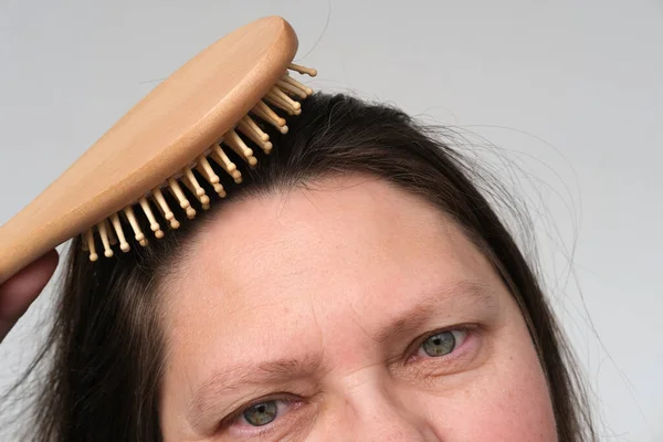 Close Mature Adult Woman Brushing Her Hair Combing Dirty Greasy — Stock Photo, Image