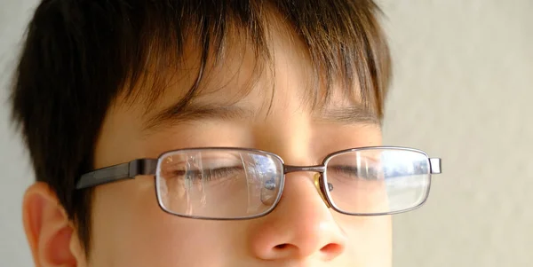 閉じられた子供の顔 眼鏡で10 12歳の少年の目 視力検査の概念 眼科疾患の治療 まぶた 子供の感情的な発達 — ストック写真