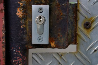 Boş anahtar deliğine yakın çekim, girişteki kapı kilidi, desen koyu, siyah, metin için boş arkaplan, tasarım için resimler, Gözetleme konsepti, kilitleme sistemleri