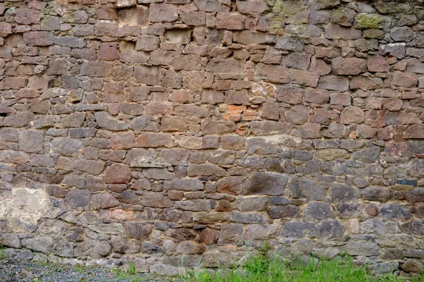 14. yüzyılın ortalarında inşa edilmiş bir ortaçağ şatosunun güzel klasik dokusu tasarımcı, duvar kâğıdı, kaba kum dokusu için çok renkli hacimli taşlar. Tasarımcı için arkaplan