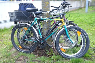 Frankfurt, Almanya - Nisan 2022: kapalı kilitleri olan bir grup bisiklet, modern ekolojik araç kavramı, aktif yaşam tarzı, bisiklet hırsızlığı