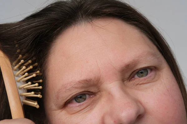 Крупным Планом Взрослой Женщины Расчесывающей Волосы Расчесывающей Грязные Жирные Волосы — стоковое фото