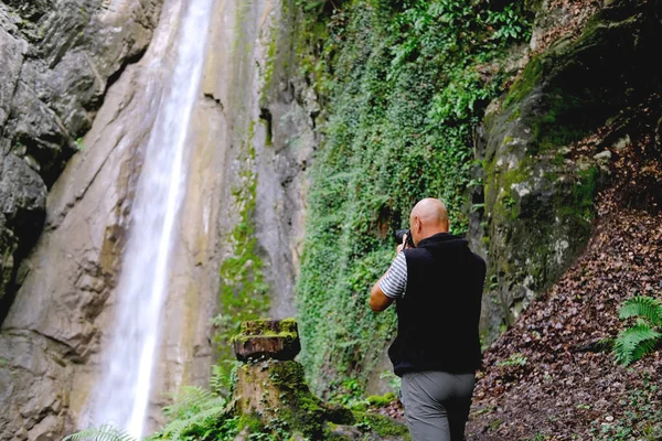 Fotógrafo Masculino Fotografando Cachoeira Giessbach Montanhas Alpinas Fluxo Rápido Poderoso — Fotografia de Stock