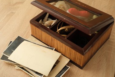 Eski ahşap bir kutuda, bir tutam saç, 40 'lı yılların - 50' li yılların eski fotoğrafları, konsept aile ağacı, soy ağacı, hatıralar, ev arşivi, hatıra olarak sakla.