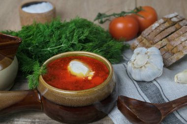 Kırsal masada sıcak çorba, pancar, sebze, kırmızı domates, ekmek, sarımsak, dereotları, geleneksel Ukrayna yemeği pişirme konsepti, dünya insanlarının mutfağı.