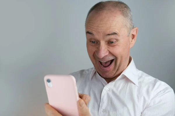 Close Mature Charismatic Man Looks Screen Phone Pink Cover Senior — Fotografia de Stock