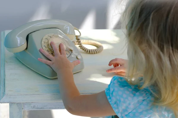 Close Criança Esperta Menina Loira Anos Pega Telefone Retro Velho — Fotografia de Stock