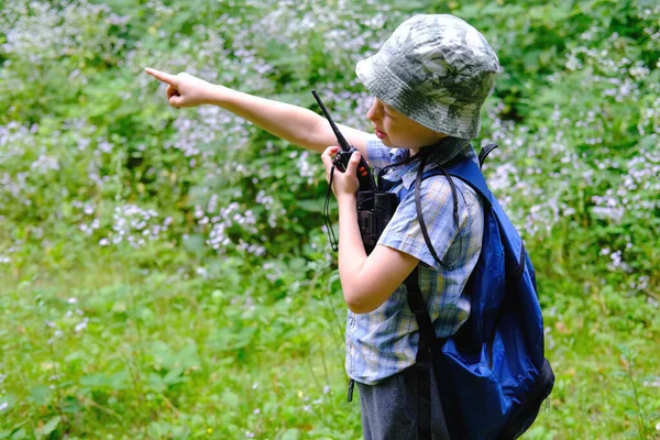 8年の子供 パナマの帽子の少年 手に双眼鏡でシャツを再生森の中に立つ ポータブルラジオで話す オリエンテーリング 野生での生存のハイキングの概念 — ストック写真