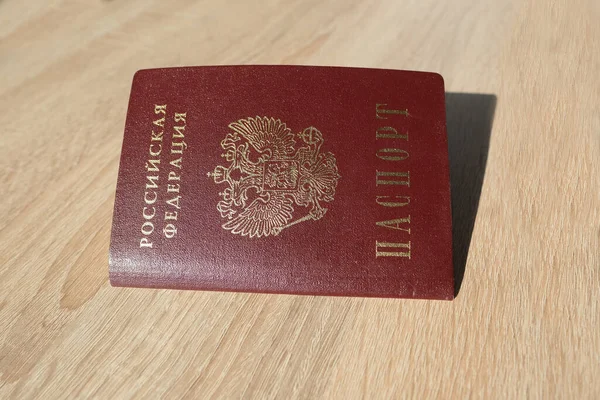 Rusya Federasyonu Vatandaşının Pasaportu Hafif Ahşap Bir Masada Vize Seyahat — Stok fotoğraf