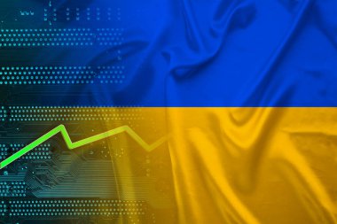 Ukrayna ulusal bayrağı ipek üzerinde kıvrımlar, yeşil elektronik baskılı devre kartı PCB, büyüme oku, modern teknoloji konsepti, ticaret, ekonomi, politika, küresel dünya ticareti