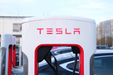 Tesla yolcularının yakın çekimleri elektrikli arabalar, modern araçlar şarj istasyonunda aküyü dolduruyor, alternatif enerji geliştirme konsepti, elektrikli araç üretimi