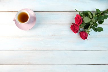 Tasarımcı için bir kopya alanı olan beyaz, pembe güller. Ofisteki ışıklı masada profesyonel tatil için çiçekler. Anneler günü konsepti, sevgililer günü, doğum günü, seçici odak noktası.