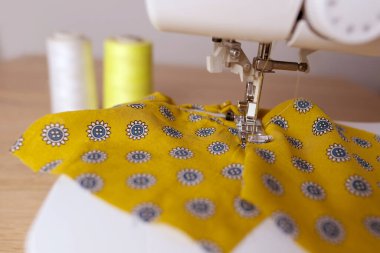 Beyaz dikiş makinesinin, terzi makası, kumaş ayrıntıları, terzi konsepti, kadın hobisi, modern dikiş işi, terzi mesleği.