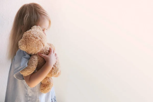 Little Child Blonde Girl Years Old Plays Toy Hugs Teddy — Zdjęcie stockowe