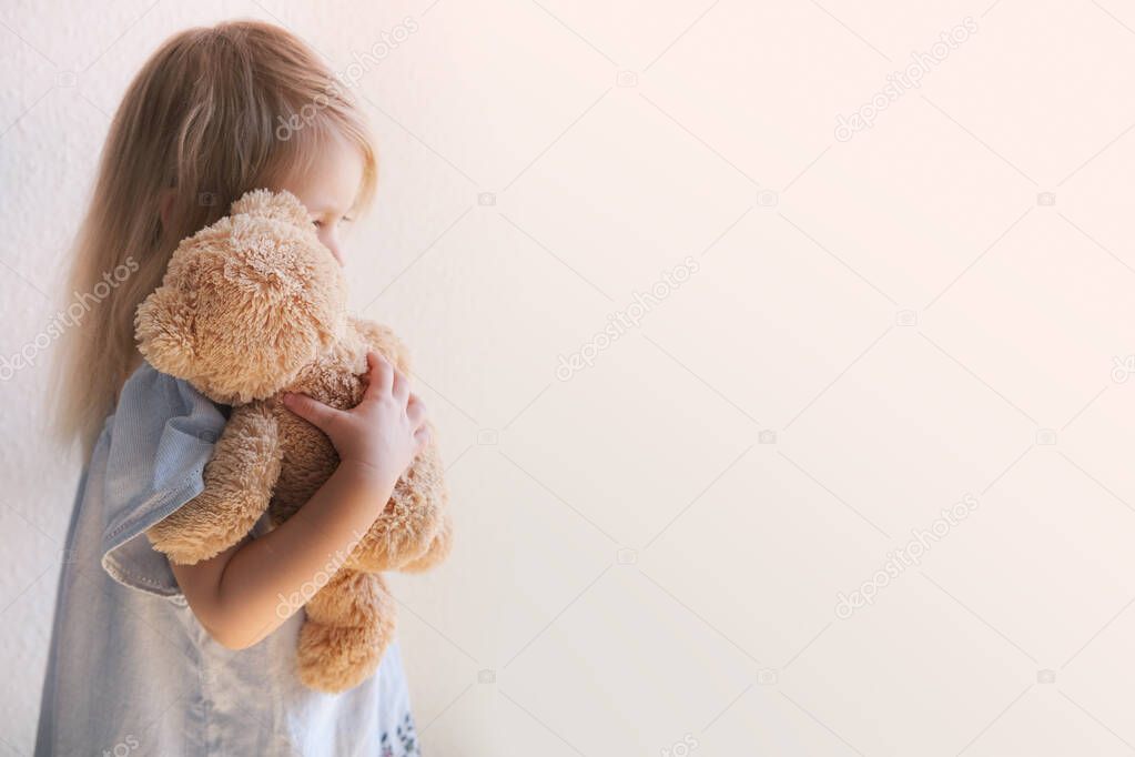 little child, blonde girl 3 years old plays with toy, hugs teddy bear, happy childhood, first impressions, tells plush friend about grudges, complains about domestic violence