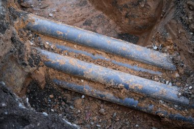 Kanalizasyon için eski borular, su kaynağı, kentsel iletişimin onarılması, elektrik şebekelerinin yönetilmesi, yeraltı iletişim için optik fiber döşeme, su kaynağı arızası