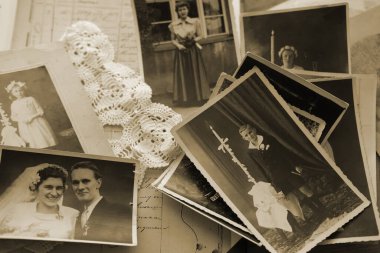 Eski aile fotoğrafları, ahşap masa üzerinde sepia renginde 1935 'ten resimler, ev arşiv belgeleri, aile ağacı konsepti, soy ağacı, hatıralar, atalarımızın anıları, aile ağacı, nostalji.