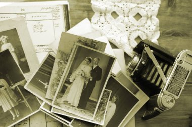 Eski aile fotoğrafları, ahşap masa üzerinde sepia renginde 1935 'ten resimler, ev arşiv belgeleri, aile ağacı konsepti, soy ağacı, hatıralar, atalarımızın anıları, aile ağacı, nostalji.