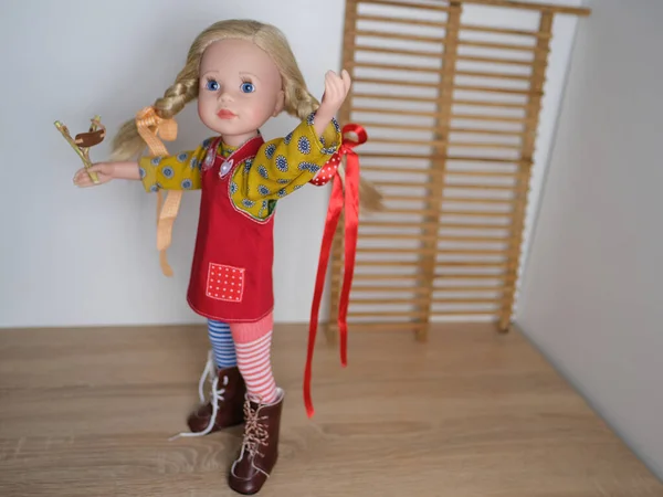 Boneca Com Tranças Roupas Inteligentes Vestido Vermelho Botas Conceito Brinquedo — Fotografia de Stock