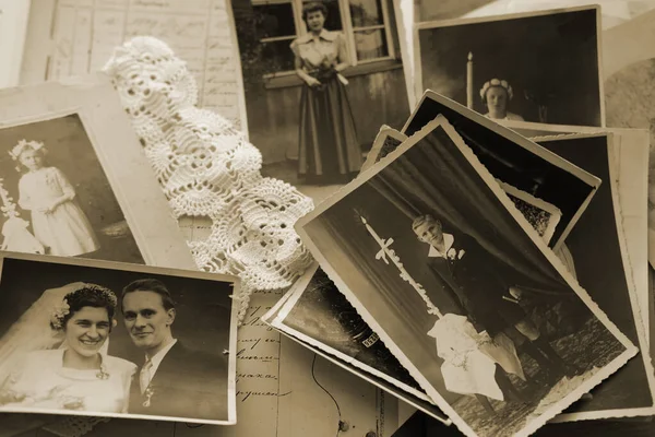 Gamla Familjen Foton Bilder Från 1935 Sepia Färg Träbord Dokument — Stockfoto