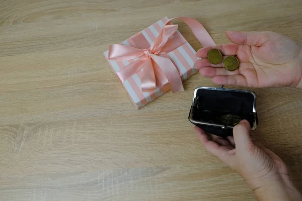 Weiße Rosa Schachtel Mit Geschenk Weibliche Hände Halten Eurocent Auf — Stockfoto