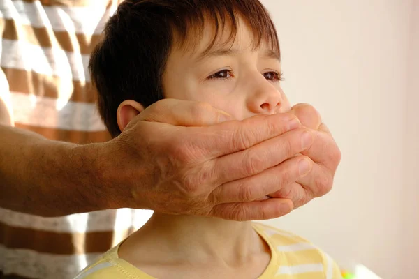 Zbliżenie Niegrzeczne Męskie Dłonie Zakrywają Usta Dziecka Chłopiec Cierpi Powodu — Zdjęcie stockowe