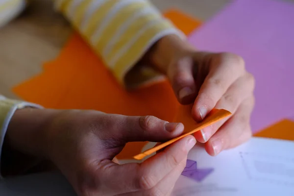 Renkli Kağıdın Yakın Çekimi Uygulamalar Için Materyal Çocukların Elleri Origami — Stok fotoğraf