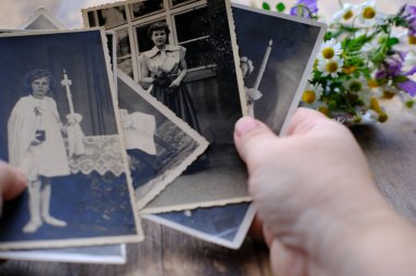Kadınların el ele tutuştuğu eski aile fotoğrafları, 50 'li, 40' lı yılların klasik fotoğrafları, ahşap masadaki siyah akordeon kamera, soy ağacı konsepti, atalarımızın hafızası, aile ağacı, ev arşivi.