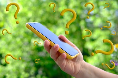 Kadın el kamerasının yakın plan görüntüsü, beyaz ekranlı cep telefonu, güzel bulanık doğal arka plan, yeşil yeşillik, arkadaşlarla sohbet etme zamanı, cihazlardaki uygulamalar, her gün teknoloji.
