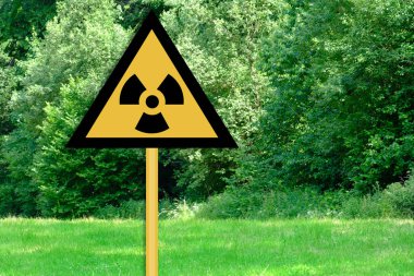 Sarı işaret Ukrayna 'nın Çernobil bölgesinde nükleer risk uyarısı, nükleer santraldeki bir kazadan sonra yüksek dozda emilmiş radyasyona maruz kalma tehlikesiyle ilgili mesaj.