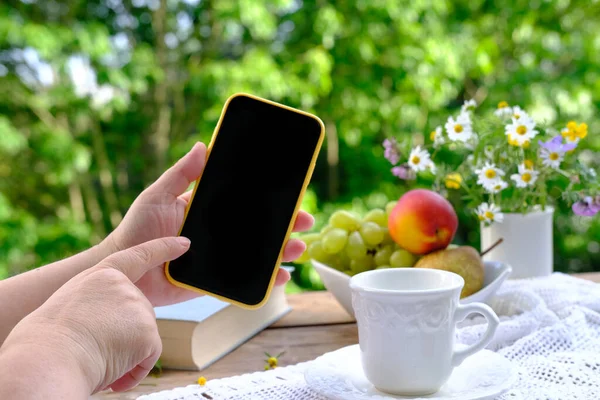 Tee Kaffee Weißem Becher Auf Untertasse Smartphone Weiblicher Hand Mit — Stockfoto