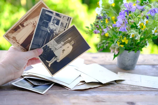 Manos Femeninas Digitación Conjunto Fotos Vintage 1950 Fotografías Sobre Mesa — Foto de Stock