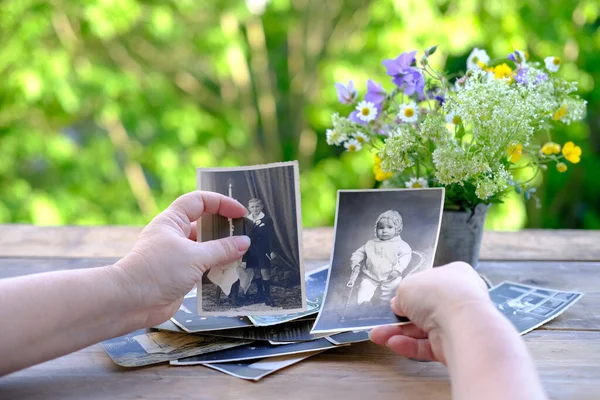 1950年ヴィンテージ写真の女性の手の指のセット テーブルの上の写真 野生の花の花束 系譜の概念 祖先の記憶 家族の木 子供の頃の思い出 覚えています — ストック写真