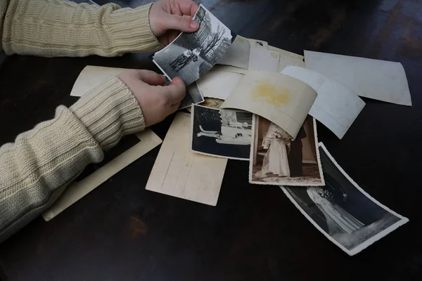 Female Hands Fingering Old Photos Vintage Monochrome Photographs 1950 Concept — Stock Photo, Image