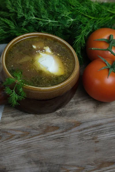 将热腾腾的新鲜汤放在乡村木桌的盘子里 放上蔬菜 放上红西红柿 陈腐的器皿 自制的传统食品概念 健康的饮食 — 图库照片