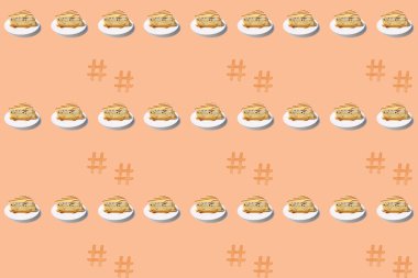 Kusursuz doku, çikolatalı, kremalı bisküvi kalıbı, beyaz tabakta badem ezmesi, yalıtılmış şeftali arkaplan, kalori tatlısı konsepti, sağlıksız yemek, duvar kağıdı için ev yapımı pişirme.