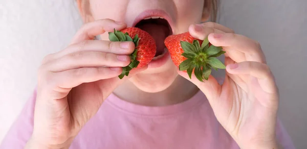 Fresas Frescas Manos Niños Niña Alegre Años Fruta Fresca Vitaminas — Foto de Stock