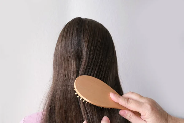 Primer Plano Mano Femenina Cepillado Pelo Enredado Hija Adolescente Años —  Fotos de Stock