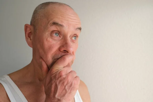 Close Mature Charismatic Man Senior Years Surprised Puzzled Shocked News — Photo