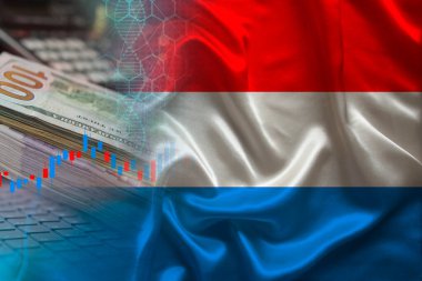 Ulusal Lüksemburg bayrağı ipek, dolar banknotları, bilgisayar, borsada küresel ticaret kavramı, dünya para birimi için düşen ve yükselen fiyatlar