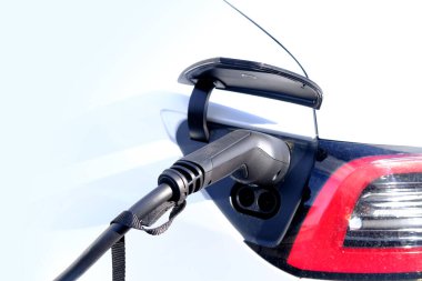 Beyaz arabanın enerji şarj eden kısmının kapatılması, şarj istasyonunun yenilenmesi, alternatif enerji geliştirme konsepti, elektrikli araç üretimi, küresel işletme, elektrik enerji depolama