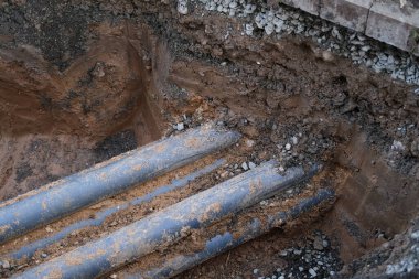 Kanalizasyon için eski borular, su kaynağı, kentsel iletişimin onarılması, elektrik şebekelerinin yönetilmesi, yeraltı iletişim için optik fiber döşeme, su kaynağı arızası