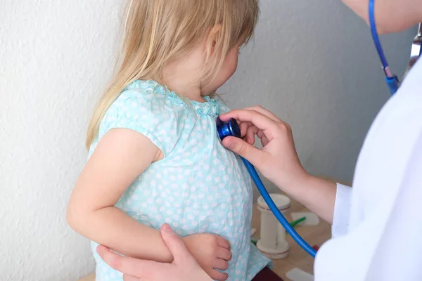 Kvinnlig Läkare Barnläkare Med Stetoskop Undersöker Små Barn Årig Flicka — Stockfoto